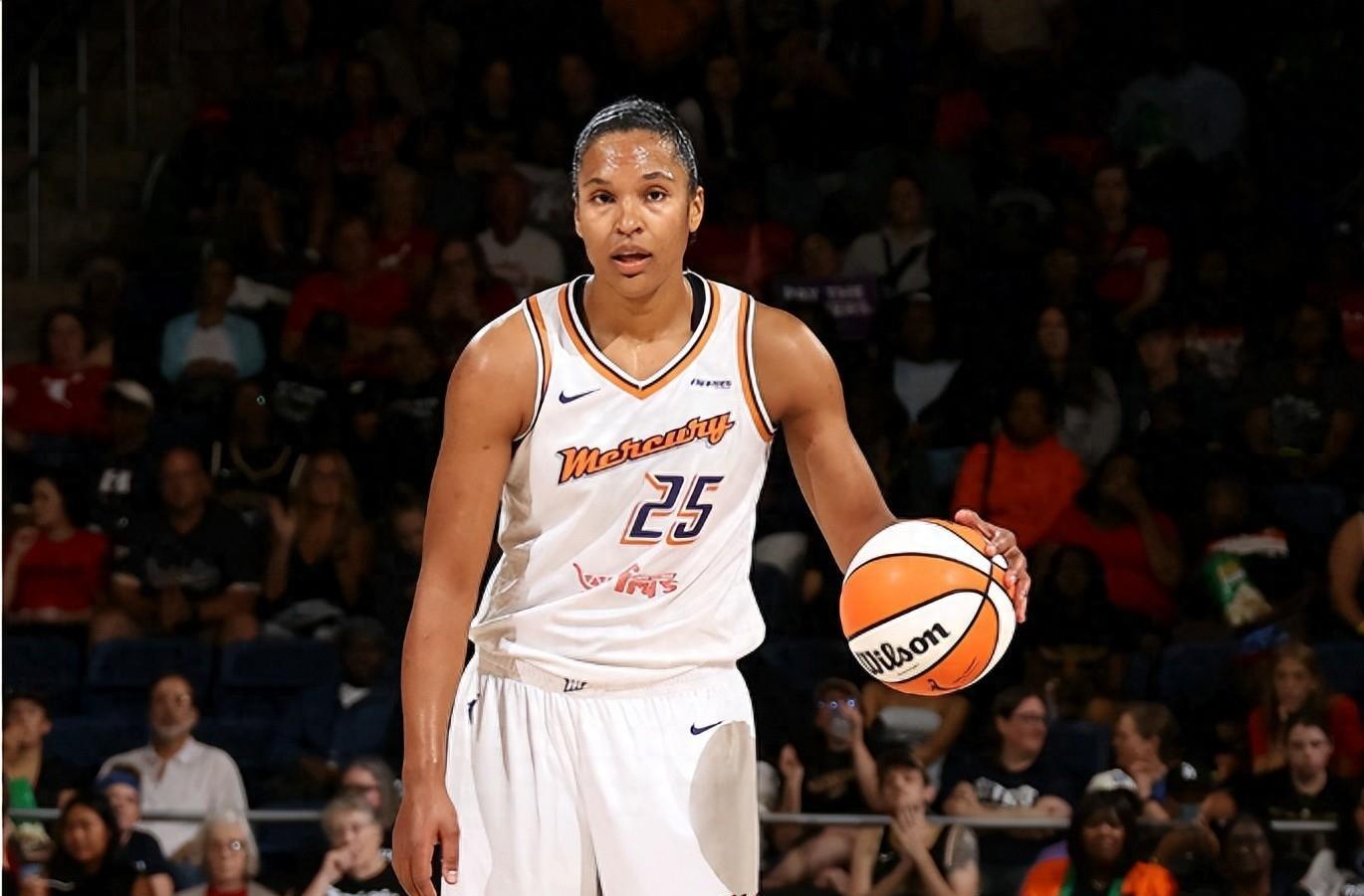 史密斯压哨, WNBA半, 分与萨巴利 史密斯压哨, WNBA半, 分与萨巴利